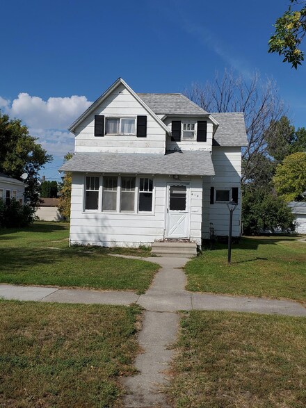 414 Stuart Ave, Crookston, MN 56716