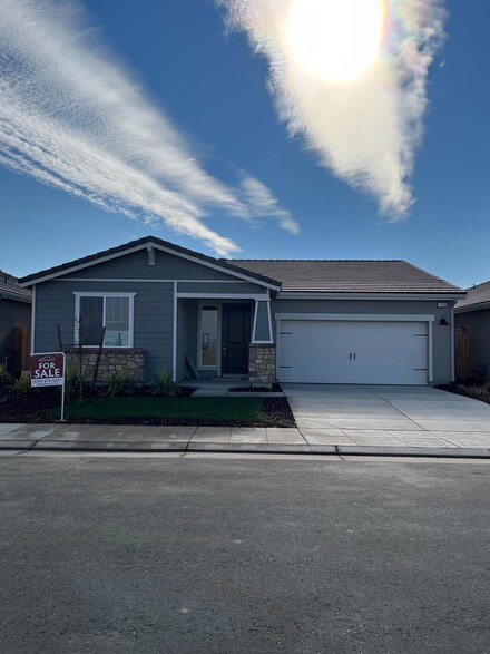 1194 Magnolia Ct W, Madera, CA 93636
