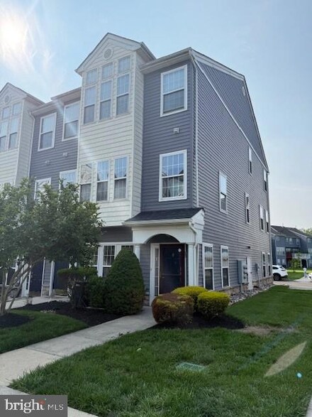 18 Swan Ct Unit H18, Delran, NJ 08075