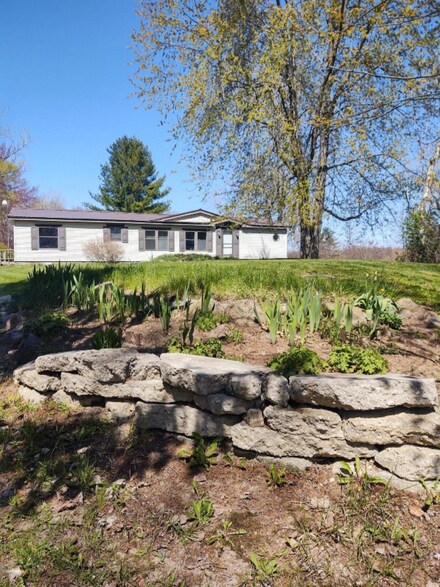 521 E Van Buren Rd, Alma, MI 48801