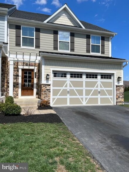 525 Cliff Ln, Malvern, PA 19355