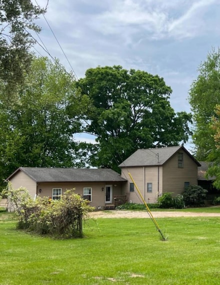 1041 W Arthur Rd, Rothbury, MI 49452