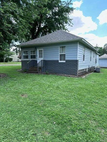 450 Bicknell St, Centralia, IL 62801