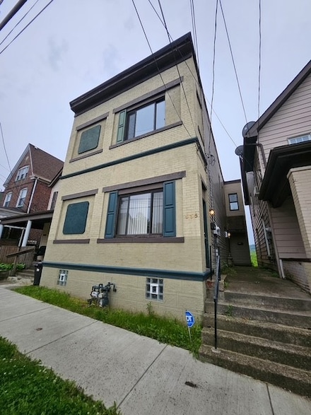535 3rd St Unit 2, Pitcairn, PA 15140