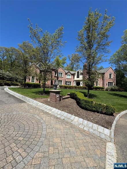 5 Joseph Ct, Upper Saddle River, NJ 07458