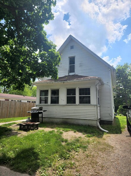 513 W Trail St, Jackson, MI 49201