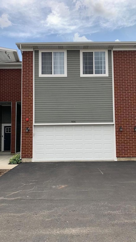 906 Gillespie Ln, Yorkville, IL 60560