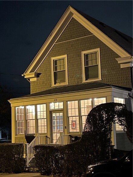 40 W Narragansett Ave, Newport, RI 02840