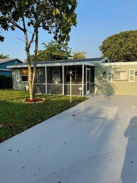 3225 E Atlantic Dr, Boynton Beach, FL 33435