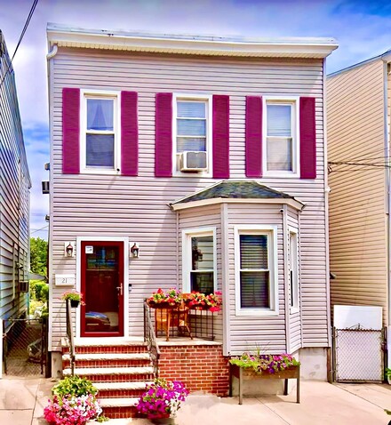 21 W 54th St, Bayonne, NJ 07002