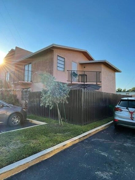 3423 SW 52nd Ave, Hollywood, FL 33023