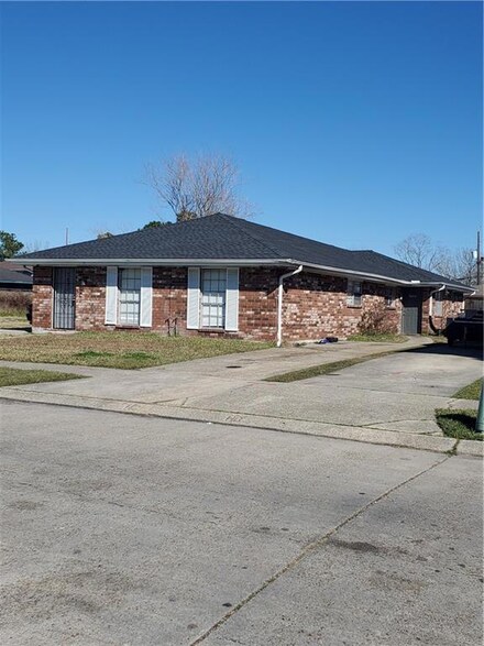 7831 Arcadia Ln, New Orleans, LA 70128