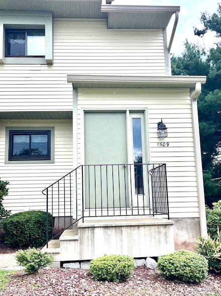 1509 Summer Hill Dr, South Windsor, CT 06074