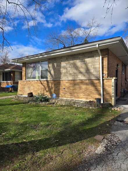 16028 Debbie Ln, South Holland, IL 60473