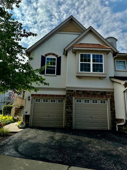 2166 Shadow Creek Ct, Vernon Hills, IL 60061