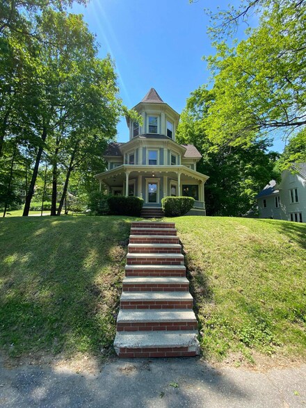 121 Dresden Ave, Gardiner, ME 04345