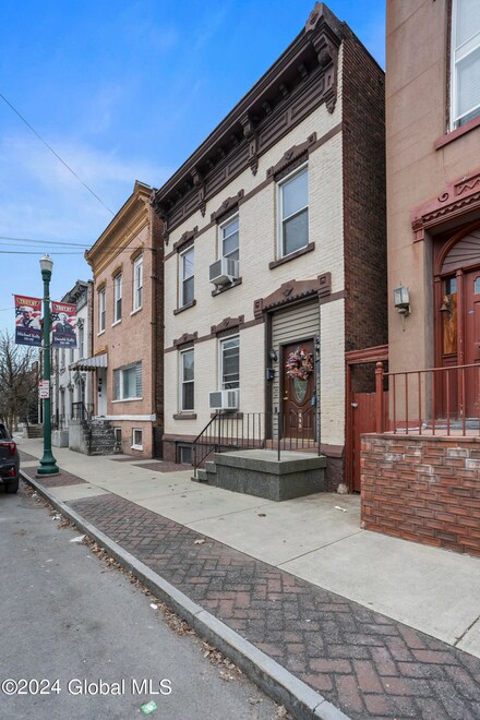 445 1st St, Troy, NY 12180