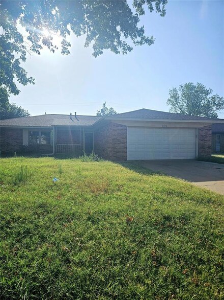 816 Village Dr, Altus, OK 73521
