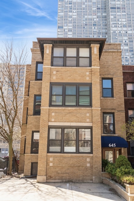 645 W Bittersweet Place Unit 1, Chicago, IL 60613