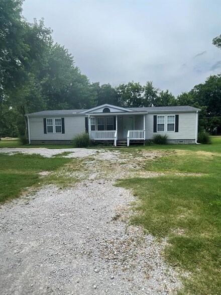 922 E 6th St, Cherryvale, KS 67335