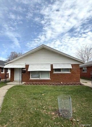 20687 Hunt Club Dr, Harper Woods, MI 48225