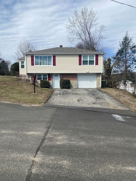 20 Nina Ct, Waterbury, CT 06704