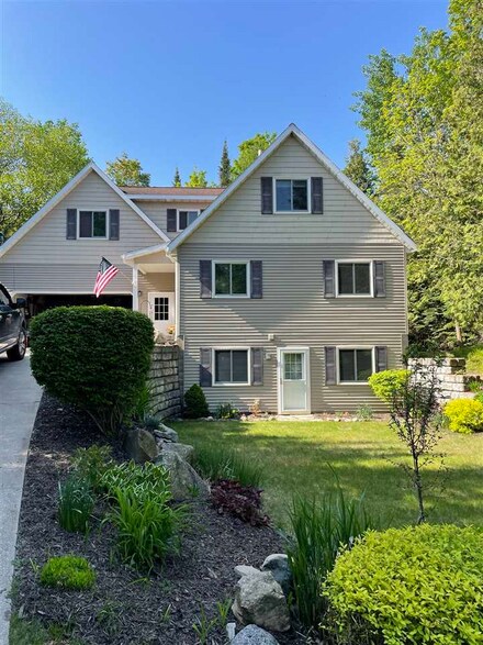 7500 9 Mile Point Dr, Charlevoix, MI 49720