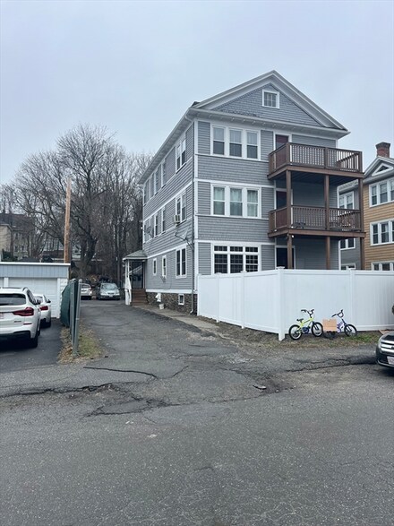 41 Hooper St, Worcester, MA 01605