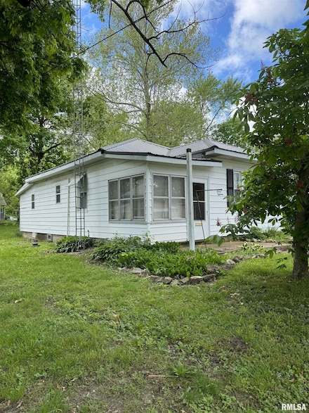 718 Burkett St, Benton, IL 62812