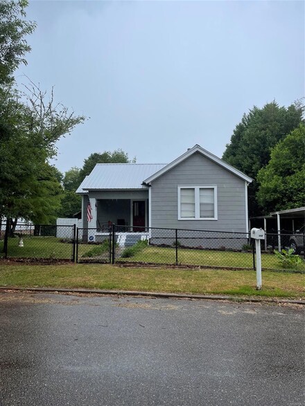 204 Riverside Ave, Tallassee, AL 36078