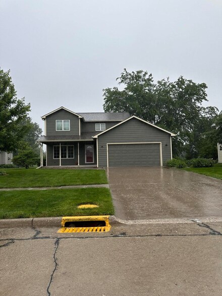 511 Larson Dr, Huxley, IA 50124