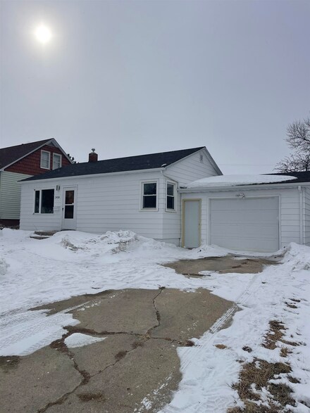 1416 5th St SW, Minot, ND 58701