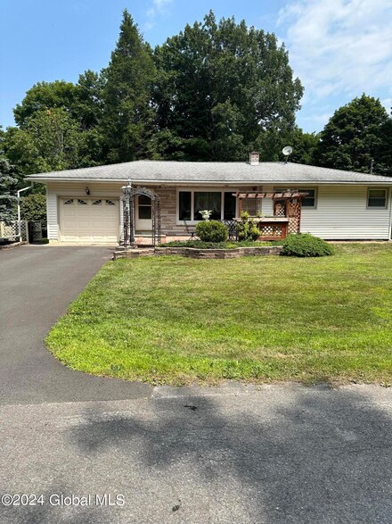 28 Hill Dr, Voorheesville, NY 12186