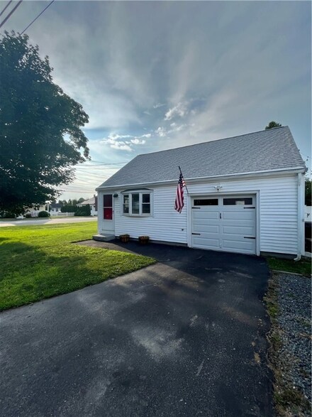 432 Metacom Ave, Bristol, RI 02809