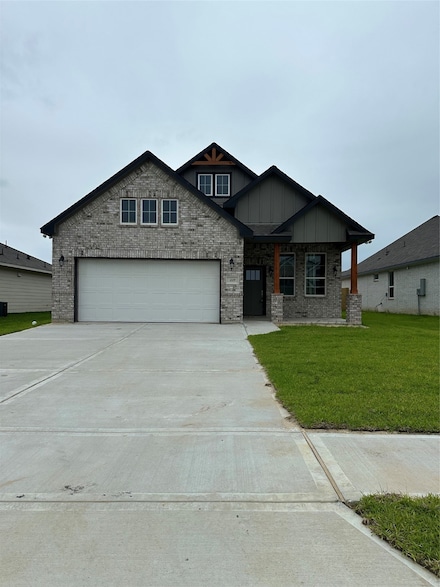 119 Peachleaf Ct, Anahuac, TX 77514
