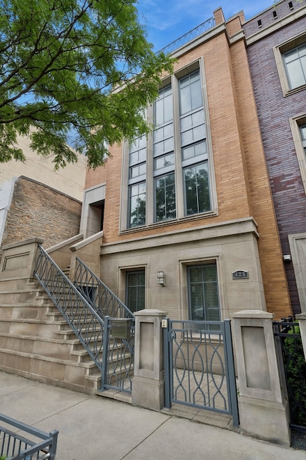 425 W Superior St, Chicago, IL 60654