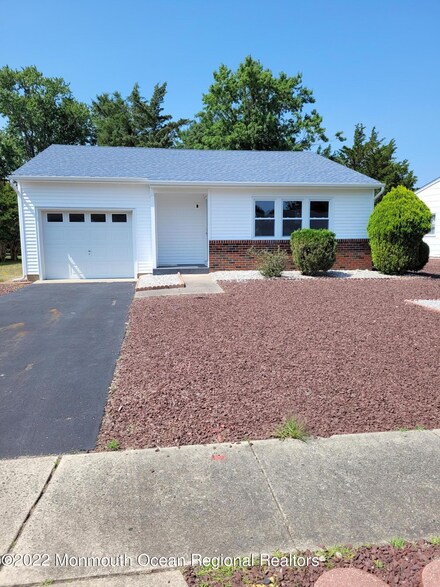 8 Norfolk Dr, Toms River, NJ 08757