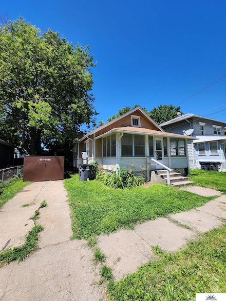 716 S 9th St, Council Bluffs, IA 51501