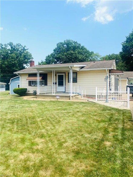 225 W Hopewell Dr, Struthers, OH 44471