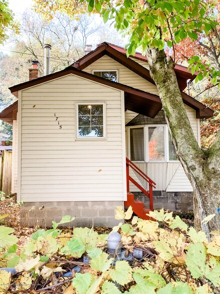 1715 Roseneath Ave, Lansing, MI 48915