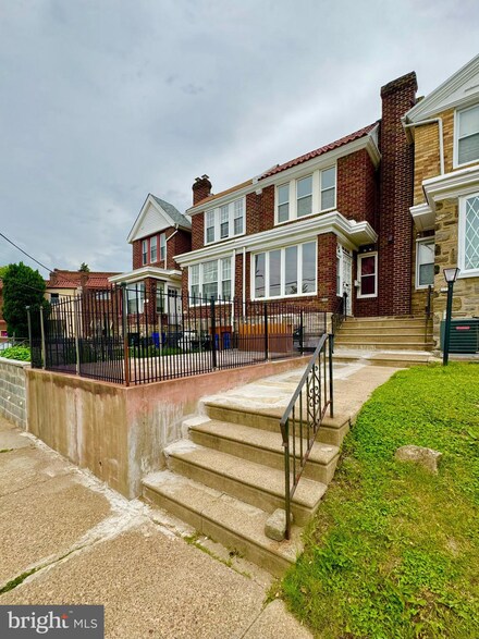 7541 Briar Rd, Philadelphia, PA 19138