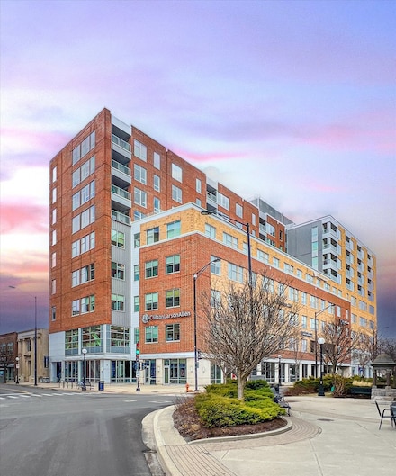 301 N Neil St Unit 613, Champaign, IL 61820