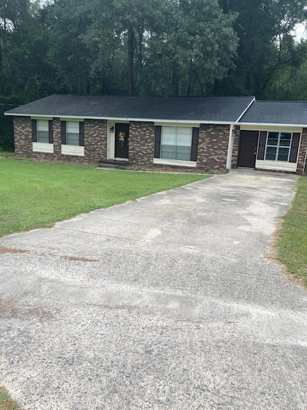 911 Lakeshore Dr, Douglas, GA 31533