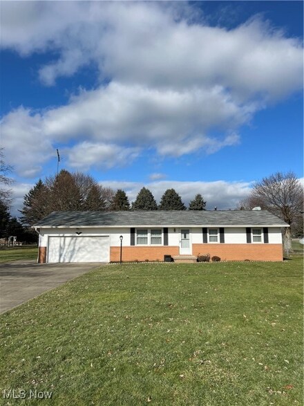 1049 Stambaugh St NW, North Canton, OH 44720