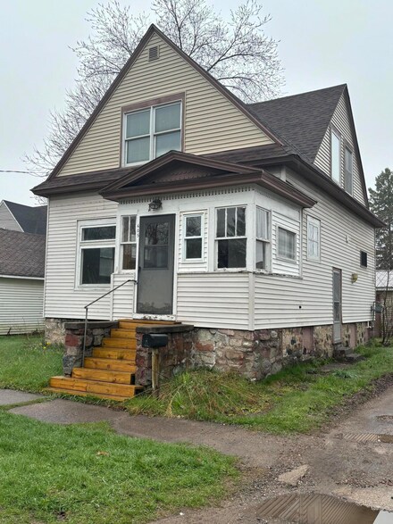 605 Adams Ave, Sault Sainte Marie, MI 49783