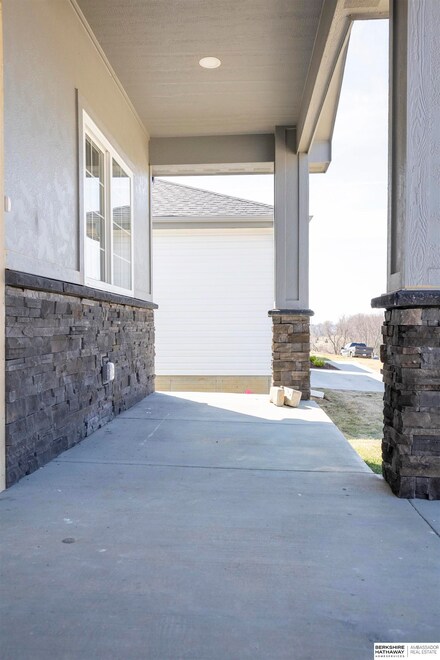 7605 S 34th St, Bellevue, NE 68147
