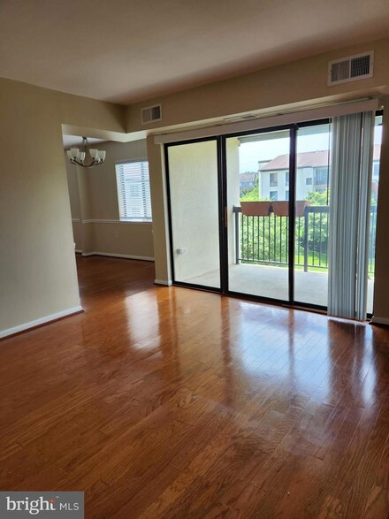 621 Center St Unit 203, Herndon, VA 20170