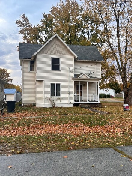 126 High St, Elliott, IL 60933