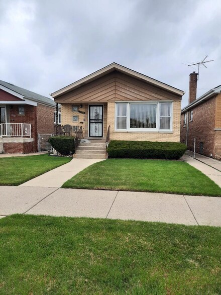 7948 S Whipple St, Chicago, IL 60652