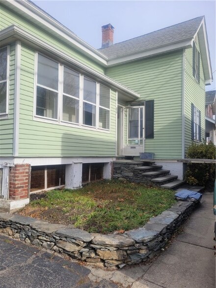 80 Van Zandt Ave, Newport, RI 02840